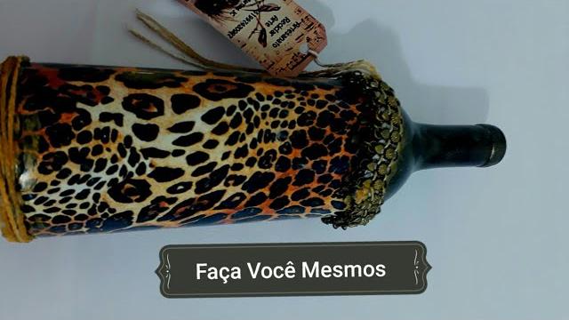 Garrafa De Oncinha Com Papeis De Decoupage