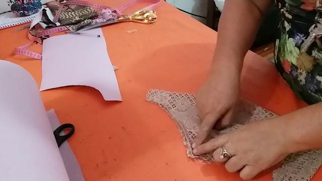Calcinha de renda na máquina doméstica
