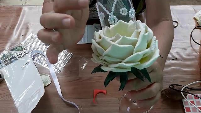TAÇA PARA MESA DOS NOIVOS DECORADA COM ROSA DE E.V.A. E PEDRARIA