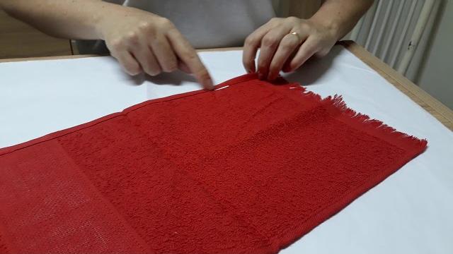 Como faço a flor com a toalhinha de mão