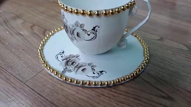 PASSO A PASSO XÍCARA EFEITO PORCELANA FEITA DE GARRAFA PET E CD