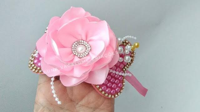 TIARA COM APLIQUE DE PEROLAS E ROSA BRANCA