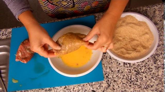 Bife Rolê Empanado e Recheado Com Ovo, Queijo, Presunto e pimentão