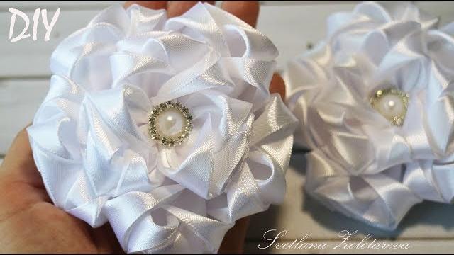 Flor dobrada com fita de cetim