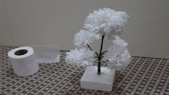 Lindas flores com papel higiênico