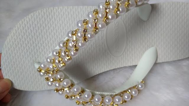 Chinelo Bordado com Pérolas e Strass Para o Ano Novo
