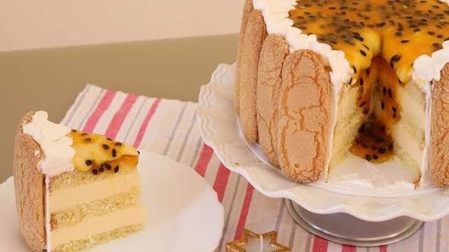 Bolo Charlotte de Mousse de Maracujá