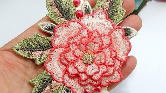 Tiara de Pérolas com Flor Bordada