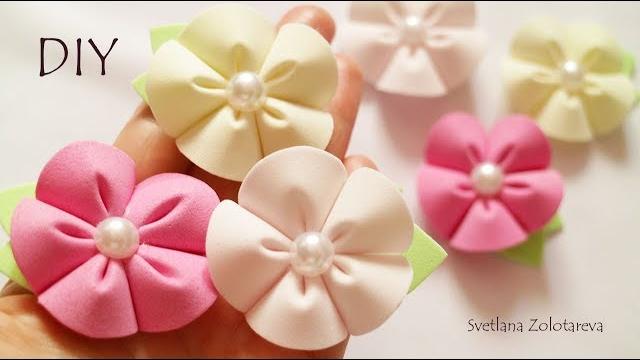 Grampos de cabelo pequenos com flores de E.V.A