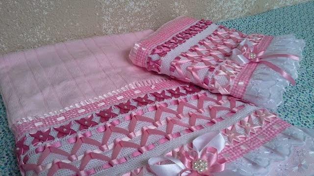 CONJUNTO DE TOALHA DE BANHO BORDADA EM FITA