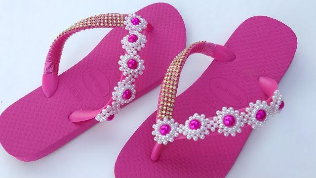 Chinelo Bordado Com Trama de Pérolas e Flor Rendada