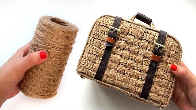 Mala feita de juta e papelão