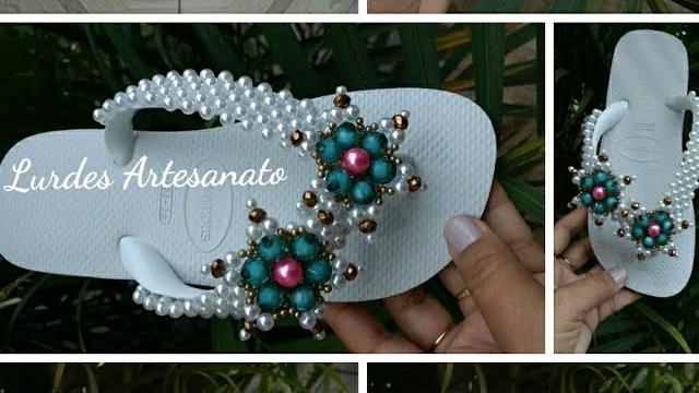 Chinelo decorado com pérolas e cristais