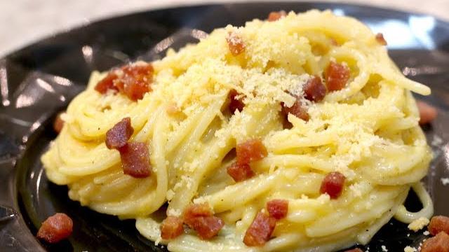 MACARRÃO À CARBONARA MEGA CREMOSO