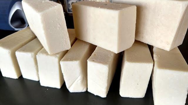 SABÃO DE BICARBONATO ECONOMICO FEITO COM SOBRA DE OLEO NUNCA VI TANTA ESPUMA E LIMPEZA SABÃO FORTE