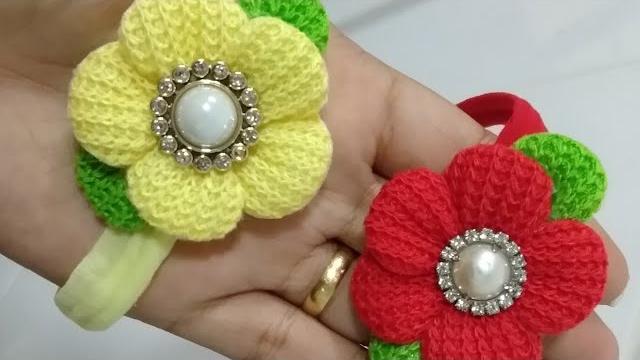 FLORZINHA COM LACINHO DE CROCHÊ