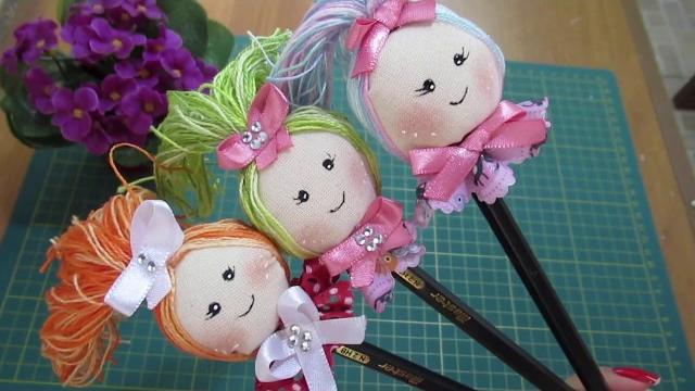 LÁPIS DECORADO COM BONEQUINHA