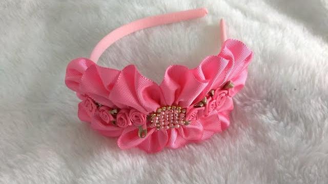 Tiara bordada com flores de fita de gorgurão