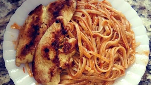 Macarronada Simples e Filé de Frango Grelhado
