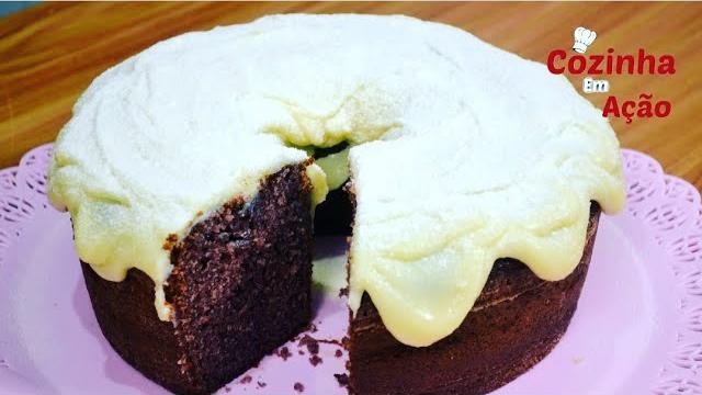 Bolo de Açaí com Cobertura de Leite Ninho