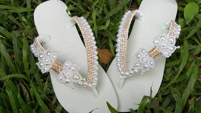 LINDO CHINELO COM PÉROLAS E MANTA DE STRESS