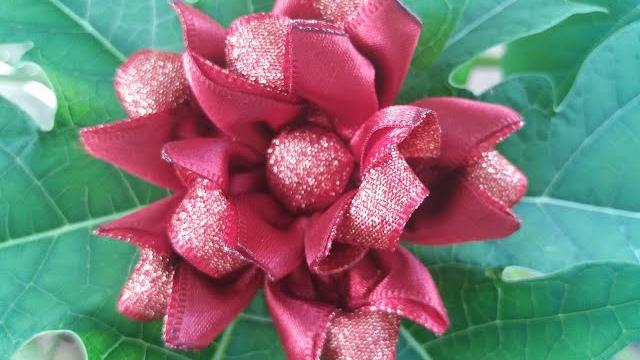 Como Fazer Flor de Fita Decorativa