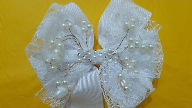 Laço Branco de Fita Bordado com Pérolas