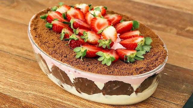 Mousse de Morango com Frutas e Creme de Leite Ninho