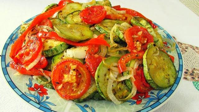 Abobrinha em Rodelas Assada no Forno com Tomates