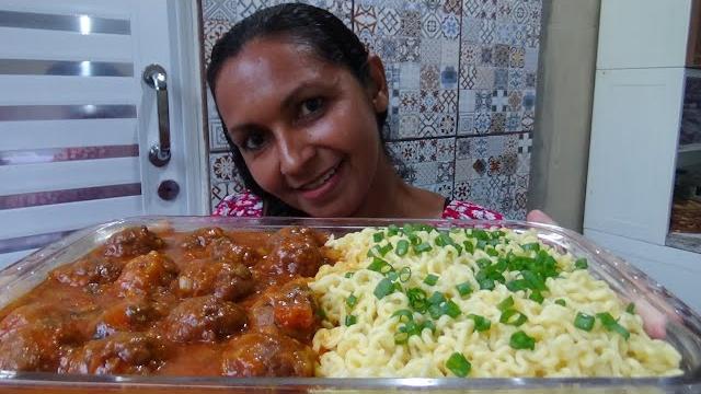 ALMÔNDEGAS A BOLONHESA COM MIOJO NA MANTEIGA