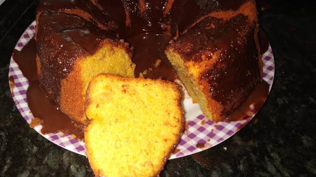Bolo de Cenoura com Calda Tipo Flor