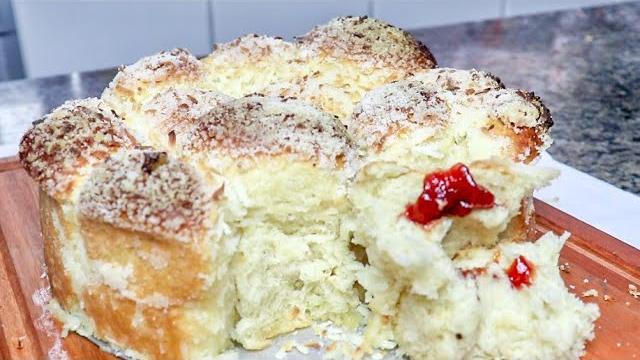 Pão Doce Saboroso Recheado Com Goiabada