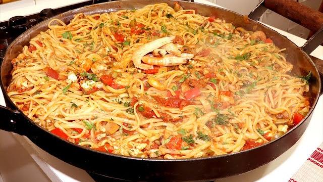 Macarrão no Arado com Camarão e Filé de Peixe Para Especial Semana Santa