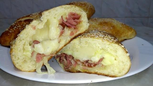 Pão Recheado com Requeijão, Queijo e Calabresa Acebolada