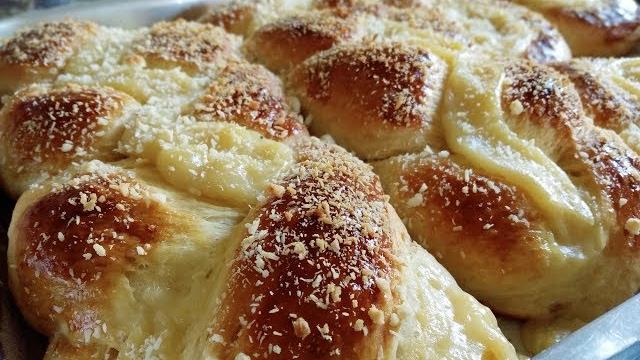 Pão doce Caseiro com Creme e Coco Ralado
