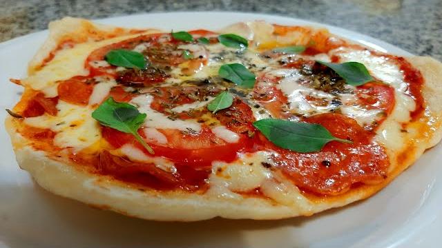 PIZZA SEM FORNO – NA FRIGIDEIRA – MASSA FININHA, CROCANTE E DELICIOSA