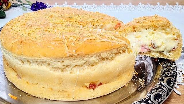 BOLO SALGADO DE POLVILHO RECHEADO – BOLO PÃO DE QUEIJO RÁPIDO