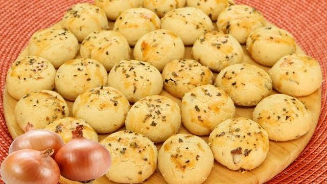 BISCOITO DE CEBOLA COM 3 INGREDIENTES – DERRETE NA BOCA