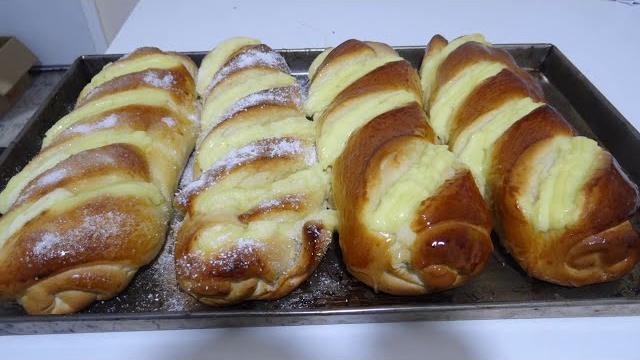 Pão Costela De Adão Com Creme De Baunilha