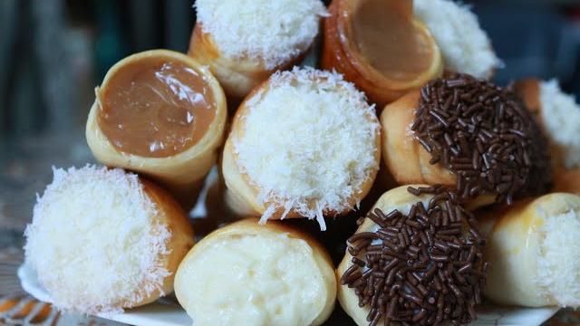 Canudinhos Com Massa De Pão Assados E Recheados