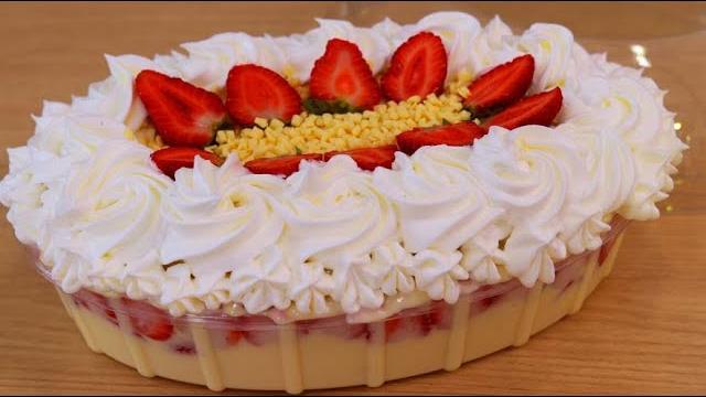 Bolo de Morango Recheado na Travessa