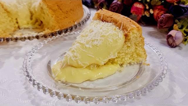 Bolo de Fécula de Batata com Creme de Coco