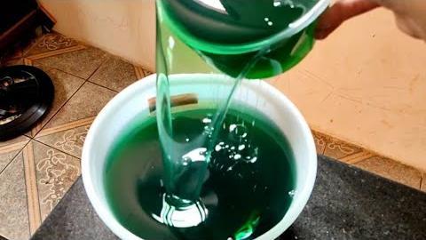 Sabão Líquido de Ajax em Baba Transparente