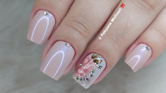 Lindas Unhas Decoradas com Esmalte Claro
