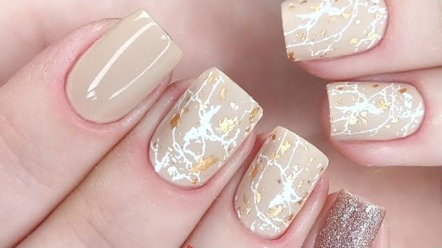 Unhas Decoradas com Nude e Folhas de Ouro – Venha Conferir!