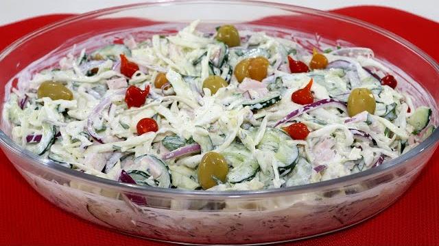Uma Salada de Repolho Super Cremosa e Refrescante