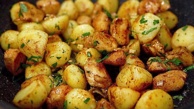 Batata com peito de frango no alho e na manteiga