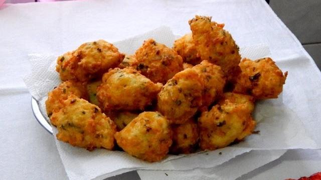 Tem arroz cozido sobrando? Aproveite e faça esse delicioso bolinho de arroz