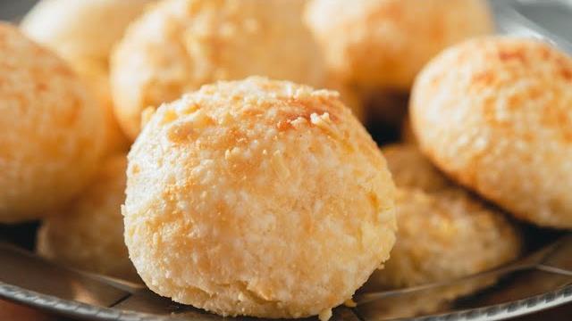 Opção de pão sem glúten – Um pão de queijo de tapioca granulada