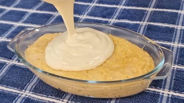 Bolo Low Carb Molhadinho com Cobertura de Iogurte e Leite de Coco